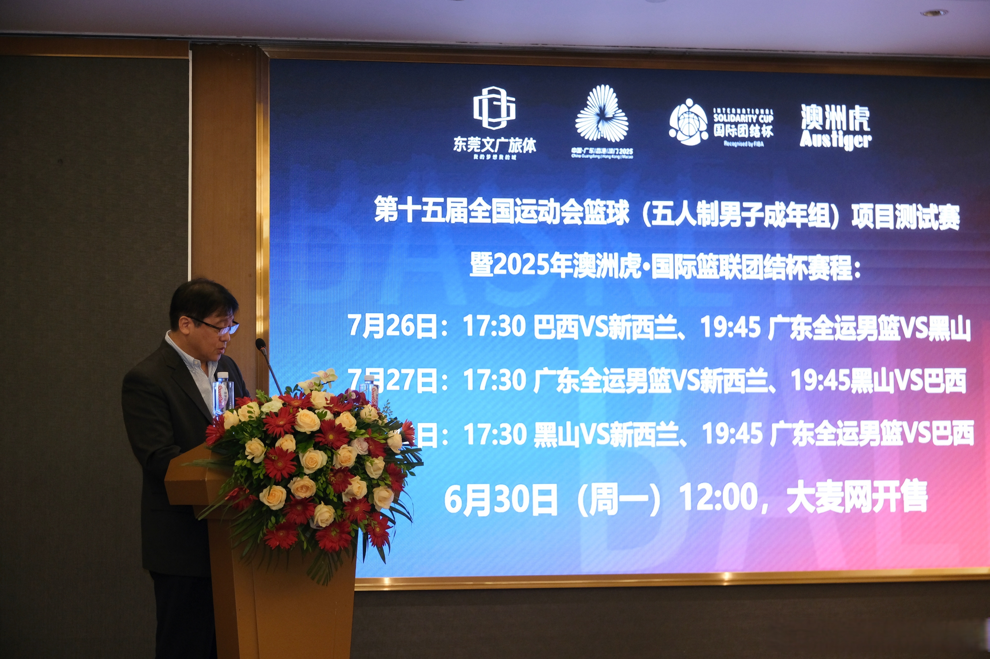 欧篮联赛后再迎强敌，深圳男篮复出首秀，主帅态度：质疑声仍在，临场指挥获称赞的简单介绍